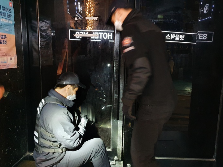 [서울=뉴시스] 임하은 기자 = 경찰이 지난 2일 10층 빌딩에서 백화점식 성매매 영업을 하던 업소를 적발했다. 2022.03.04. (사진=수서경찰서 제공) *재판매 및 DB 금지