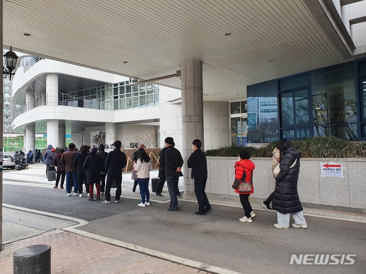 제20대 대통령선거 사전투표 첫 날인 4일 하남시청 별관에 마련된 사전투표소에서 유권자들이 투표하기 위해 줄지어 기다리고 있다. 2022.03.04. jungxgold@newsis.com
