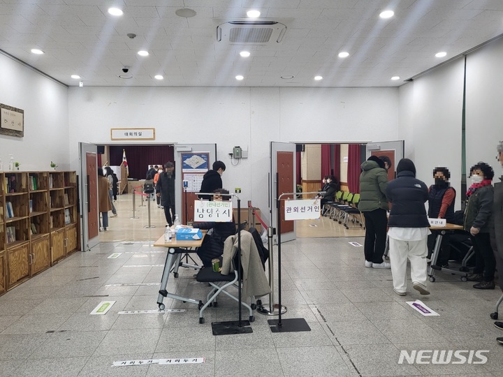 남양주시 다산2동 행정복지센터에 마련된 사전투표소. 2022.03.04. asake@newsis.com