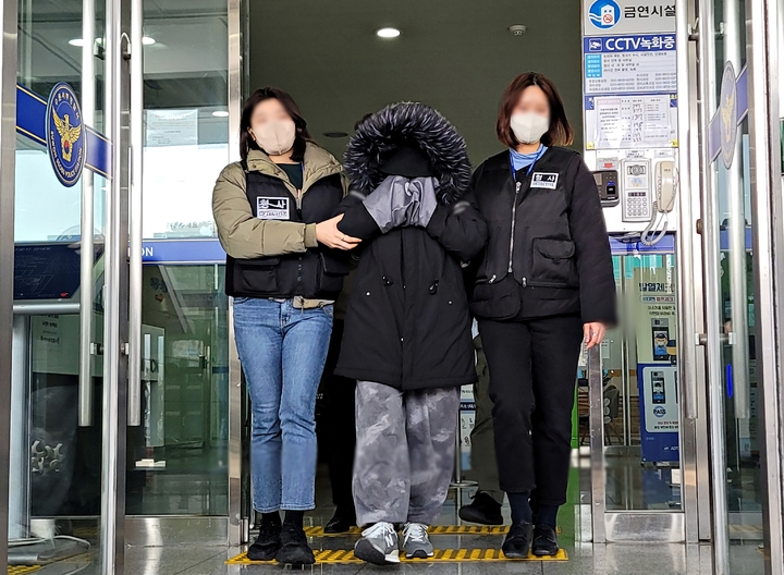 [수원=뉴시스] 박종대 기자 = 4일 오후 수원지방법원에서 열릴 구속 전 피의자심문(영장실질심사)에 출석하기 위해 8살 된 장애아들을 살해한 혐의(살인)를 받는 40대 친모 A씨가 경찰서 유치장을 나와 호송차로 이동하고 있다. 2022.03.04. pjd@newsis.com *재판매 및 DB 금지