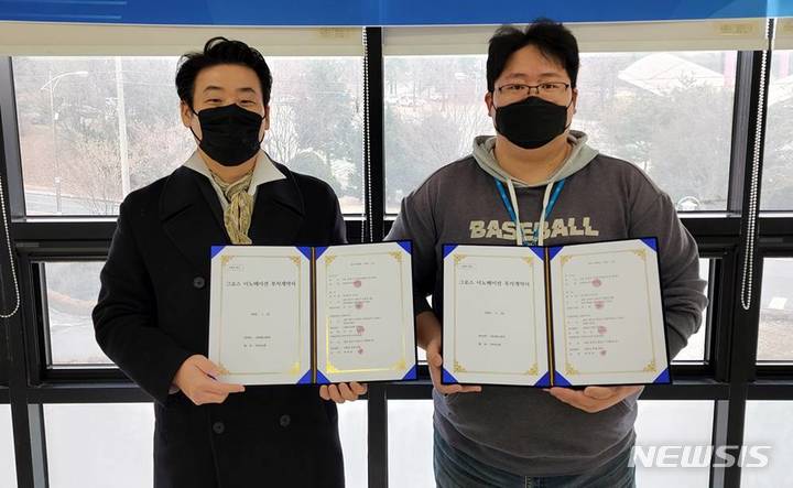 [전주=뉴시스]윤난슬 기자 = 전주대학교는 창업보육센터 입주기업 주식회사 이노컨(오른쪽 박찬 대표)이 투자회사인 주식회사 에스씨지와 최근 5억 원 규모의 투자유치 계약을 체결했다고 4일 밝혔다.(사진=전주대 제공) 