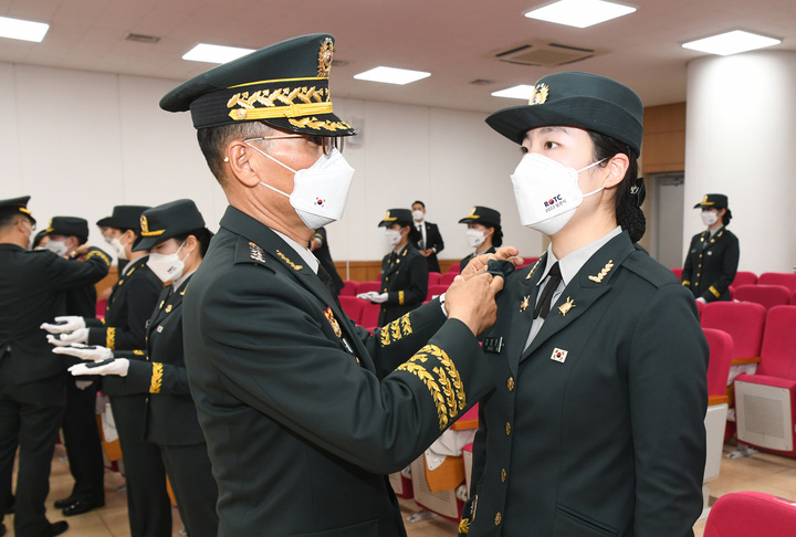 [서울=뉴시스] 남영신 육군참모총장은 3일 성신여대 학군장교 임관식 현장을 찾아 학군 60기 신임장교들의 임관을 축하했다. 2022.03.04. (사진=육군 제공) *재판매 및 DB 금지