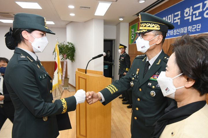 [서울=뉴시스] 남영신 육군참모총장은 3일 성신여대 학군장교 임관식 현장을 찾아 학군 60기 신임장교들의 임관을 축하했다. 2022.03.04. (사진=육군 제공) *재판매 및 DB 금지