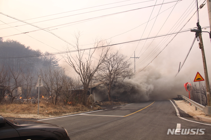 [울진=뉴시스] 지난 4일 중국발 황사로 인한 미세먼지와 산불에 의한 검은 연기로 하늘이 뿌옇다. photo@newsis.com
