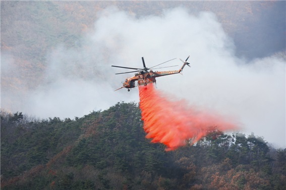 [울진=뉴시스] 고여정 기자 = 산림당국은 울진 한울 원전을 보호하기 위해 산불확산차단제를 사용한 산림청 초대형 헬기를 긴급 투입했다. 2022.03.04 (사진 =산림청) photo@newsis.com *재판매 및 DB 금지