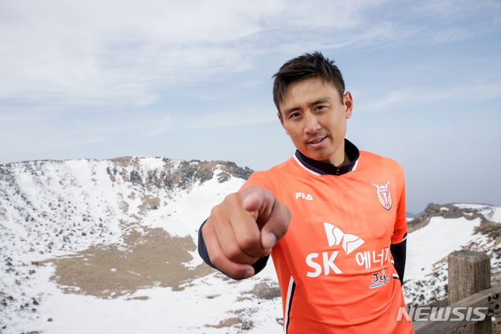 [서울=뉴시스]K리그1 제주 구자철 영입 발표. (사진=제주 유나이티드 제공)