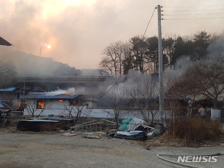 [울진=뉴시스] 고여정 기자 = 경북 울진에서 발생한 산불로 인근 마을 주택 12채가 소실 됐다. 2022.03.04 (사진 = 경북소방본부) photo@newsis.com