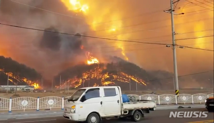 [울진=뉴시스] 4일 오후 경북 울진군 북면 부구리 방면에서 촬영한 울진 산불 모습. 이날 오전 11시 17분께 울진군 북면 두천리 289 일원에서 원인 미상의 산불이 발생해 확산중이다. (사진= 뉴시스 독자 제공영상 캡쳐) *재판매 및 DB 금지