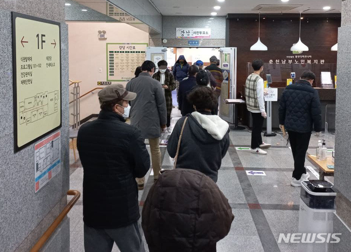 [춘천=뉴시스] 김경목 기자 = 제20대 대통령선거 사전투표 첫날인 4일 오후 유권자들이 강원도 춘천시 강남동 사전투표소(춘천남부노인복지관)에서 자신의 차례를 기다리고 있다. 2022.03.04. photo31@newsis.com