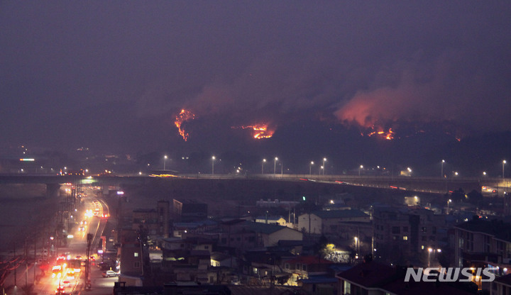 [울진=뉴시스] 이바름 기자 = 4일 오전 경북 울진군 북면 두천리에서 발생한 산불이 밤까지 이어지고 있다. 이날 오후 7시 기준 야산을 타고 불길이 이어지고 있다. 2022.03.04. right@newsis.com