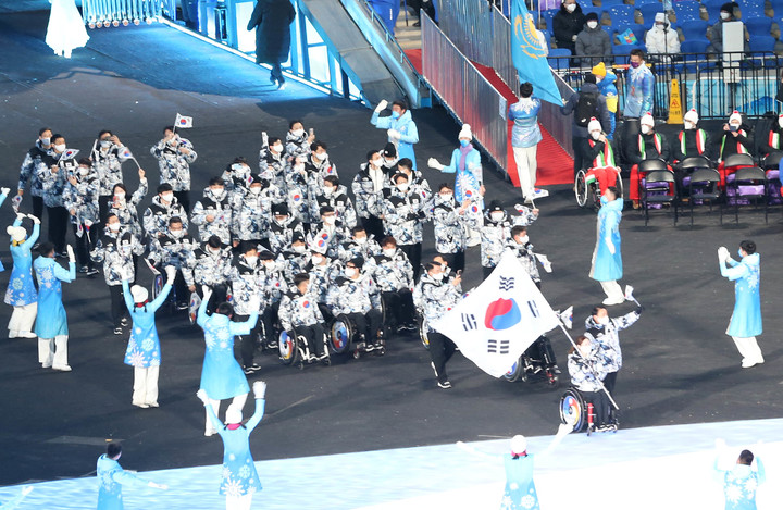 [서울=뉴시스] 한국 선수단이 4일 중국 베이징의 내셔널 스타디움에서 열린 2022 베이징동계패럴림픽 개회식에서 입장하고 있다. (사진 = 대한장애인체육회 제공) *재판매 및 DB 금지