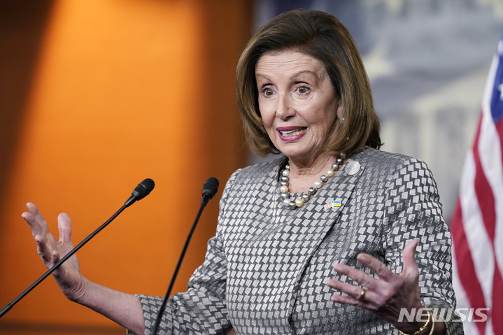 [워싱턴=AP/뉴시스]지난 3월3일 워싱턴 국회의사당에서 기자회견을 하는 낸시 펠로시 미 하원 의장. 2022.3.7