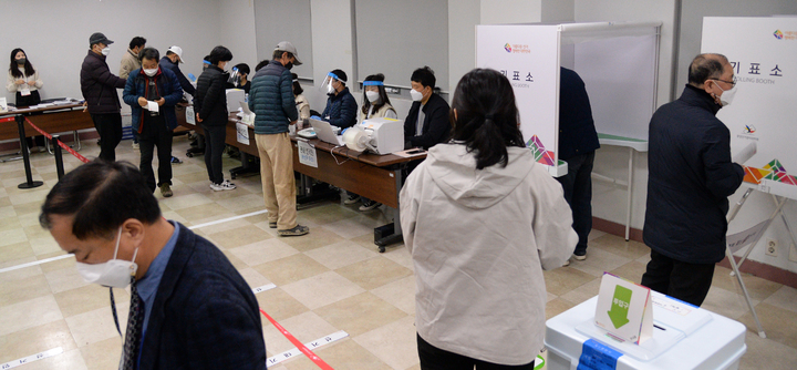 [전주=뉴시스] 김얼 기자 = 제20대 대통령 선거 사전투표 첫날인 4일 새벽 전북 전주시 완산구 서신동 주민센터 사전투표소에서 사전투표 시작 시간에 맞춰 투표를 하기 위해 몰린 유권자들로 장내가 북적이고 있다. 2022.03.04. pmkeul@nwsis.com