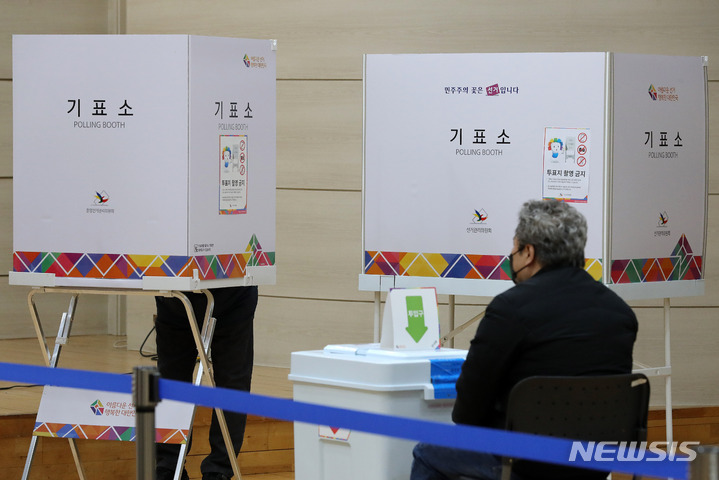 [서울=뉴시스] 백동현 기자 = 제20대 대통령선거 사전투표가 시작된 4일 오전 서울 서초구 반포1동 주민센터에 마련된 사전투표소에서 한 시민이 기표소에서 투표하고 있다. 2022.03.04. livertrent@newsis.com