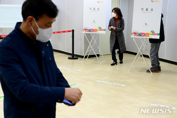 [남해=뉴시스] 차용현 기자 = 제20대 대통령선거 사전투표 첫날인 4일 오전 경남 남해군 남해화전도서관에 마련된 사전투표소에서 주민들이 소중한 한 표를 행사하고 있다. 2022.03.04. con@newsis.com