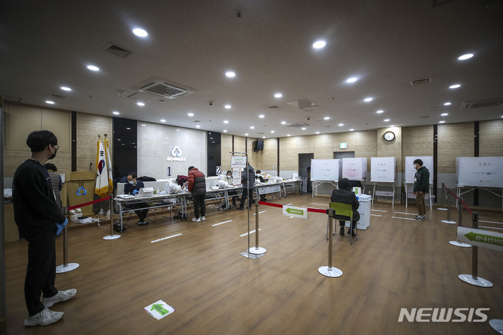 [서울=뉴시스] 정병혁 기자 = 제20대 대통령선거 사전투표가 시작된 4일 오전 서울 중랑구 MG새마을금고 용마점에 설치된 사전투표소를 찾은 시민들이 투표를 하고 있다. 2022.03.04. jhope@newsis.com