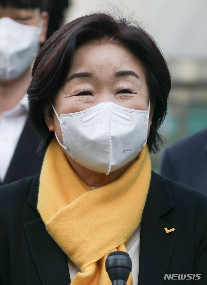 [서울=뉴시스] 국회사진기자단 = 심상정 정의당 대선 후보가 4일 오전 서울 종로구 혜화동 주민센터에 설치된 사전투표소에서 사전투표를 마친 후 소감을 말하고 있다. 2022.03.04. photo@newsis.com