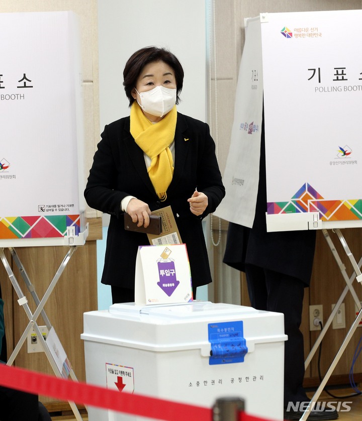 [서울=뉴시스] 국회사진기자단 = 심상정 정의당 대선 후보가 4일 오전 서울 종로구 혜화동 주민센터에 설치된 사전투표소에서 사전투표를 하고 있다. 2022.03.04. photo@newsis.com