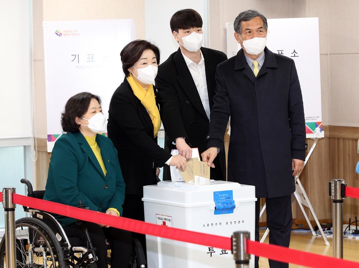 [서울=뉴시스] 국회사진기자단 = 심상정 정의당 대선 후보가 4일 오전 서울 종로구 혜화동 주민센터에 설치된 사전투표소에서 배우자 이승배 씨, 아들 이우균 씨, 종로 국회의원 보궐선거에 출마한 배복주 후보와 사전투표를 하고 있다. 2022.03.04. photo@newsis.com