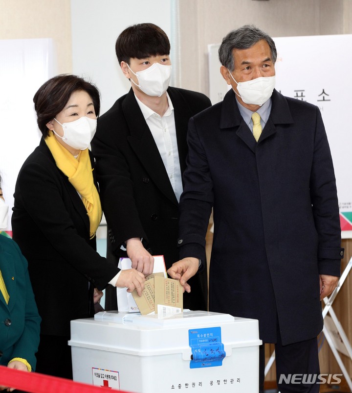 [서울=뉴시스] 국회사진기자단 = 심상정 정의당 대선 후보가 4일 오전 서울 종로구 혜화동 주민센터에 설치된 사전투표소에서 배우자 이승배 씨, 아들 이우균 씨와 사전투표를 하고 있다. 2022.03.04. photo@newsis.com