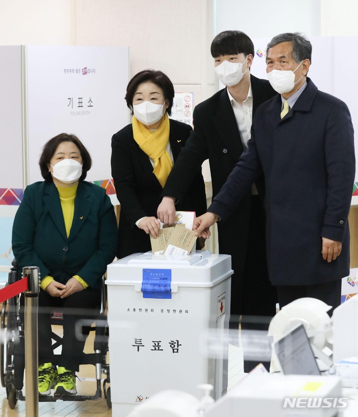 [서울=뉴시스] 국회사진기자단 = 심상정 정의당 대선 후보가 4일 오전 서울 종로구 혜화동 주민센터에 설치된 사전투표소에서 배우자 이승배 씨, 아들 이우균 씨, 종로 국회의원 보궐선거에 출마한 배복주 후보와 사전투표를 하고 있다. 2022.03.04. photo@newsis.com