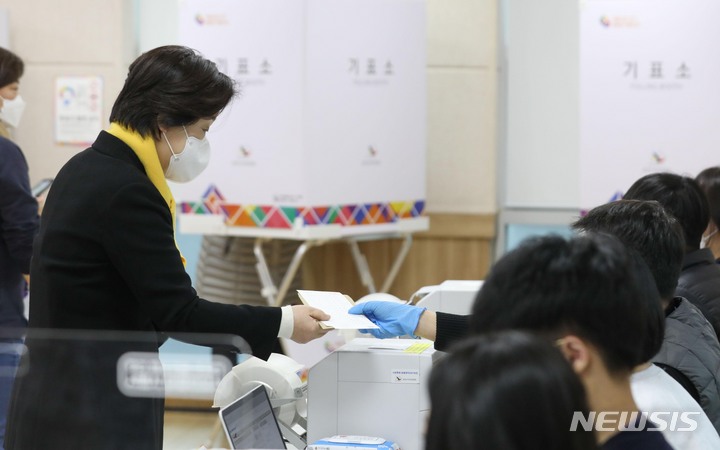 [서울=뉴시스] 국회사진기자단 = 심상정 정의당 대선 후보가 4일 오전 서울 종로구 혜화동 주민센터에 설치된 사전투표소에서 투표용지를 배부받고 있다. 2022.03.04. photo@newsis.com