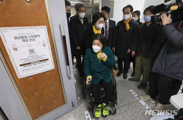 [서울=뉴시스] 국회사진기자단 = 심상정 정의당 대통령 선거 후보와 배복주 정의당 종로구 보궐선거 후보가 4일 오전 서울 종로구 혜화동 주민센터 사전투표소로 들어서고 있다. 2022.03.04. photo@newsis.com