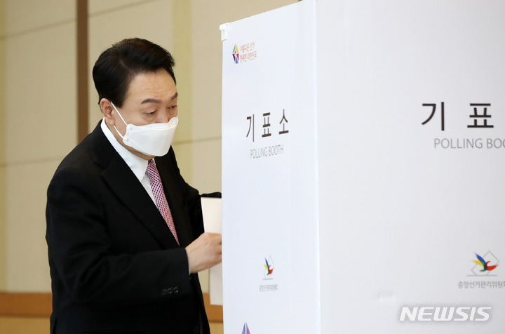 [부산=뉴시스] 전신 기자 = 윤석열 국민의힘 대선 후보가 4일 부산 대연동 남구청에 마련된 사전투표소를 찾아 투표를 위해 기표소로 들어가고 있다. 2022.03.04. photo1006@newsis.com