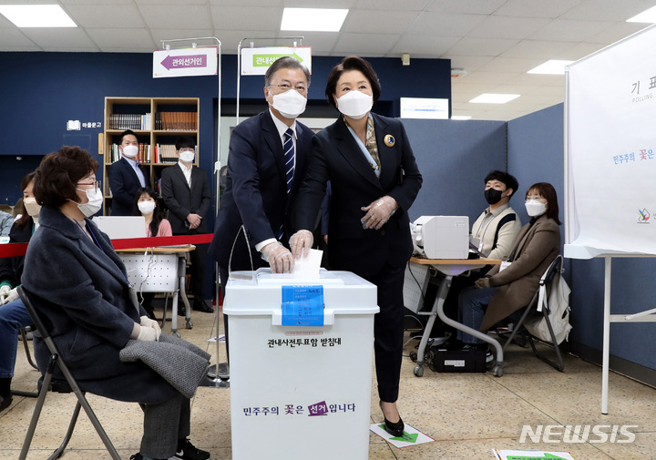 [서울=뉴시스] 전진환 기자 = 문재인 대통령과 김정숙 여사가 제20대 대통령선거 사전투표 첫날인 4일 오전 서울 종로구 삼청동 주민센터에 마련된 투표소에서 투표를 하고 있다. 2022.03.04. amin2@newsis.com