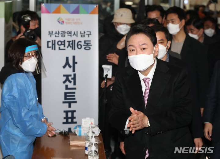 [부산=뉴시스] 전신 기자 = 윤석열 국민의힘 대선 후보가 4일 부산 대연동 남구청에 마련된 사전투표소로 들어서고 있다. 2022.03.04. photo1006@newsis.com
