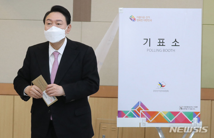 [부산=뉴시스] 전신 기자 = 윤석열 국민의힘 대선 후보가 4일 부산 대연동 남구청에 마련된 사전투표소를 찾아 기표한 후 투표함으로 향하고 있다. 2022.03.04. photo1006@newsis.com