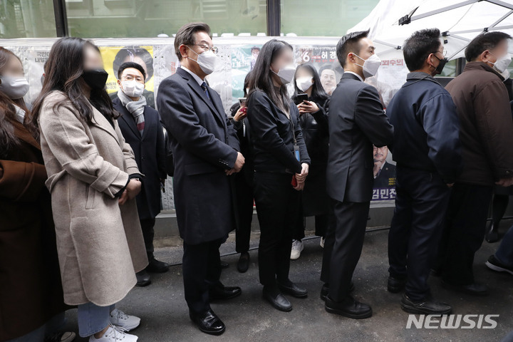 [서울=뉴시스] 최동준 기자 = 이재명 더불어민주당 대선 후보가 4일 서울 중구 소공동 주민센터에서 제20대 대통령선거 사전투표를 하기 위해 줄을 서고 있다. 2022.03.04. photocdj@newsis.com