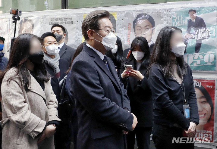 [서울=뉴시스] 최동준 기자 = 이재명 더불어민주당 대선 후보가 4일 서울 중구 소공동 주민센터에서 제20대 대통령선거 사전투표를 하기 위해 줄을 서고 있다. 2022.03.04. photocdj@newsis.com