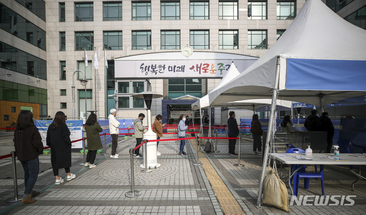 [서울=뉴시스] 정병혁 기자 = 지난 4일 오전 서울 중랑구 중랑구보건소 코로나19 선별진료소를 찾은 시민들이 검사를 받기 위해 줄 서 있다. 2022.03.10. jhope@newsis.com