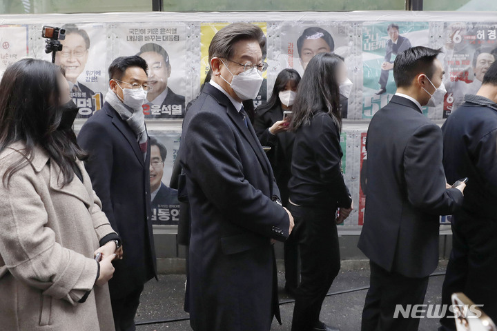[서울=뉴시스] 최동준 기자 = 이재명 더불어민주당 대선 후보가 4일 서울 중구 소공동 주민센터에서 제20대 대통령선거 사전투표를 하기 위해 줄을 서고 있다. 2022.03.04. photocdj@newsis.com