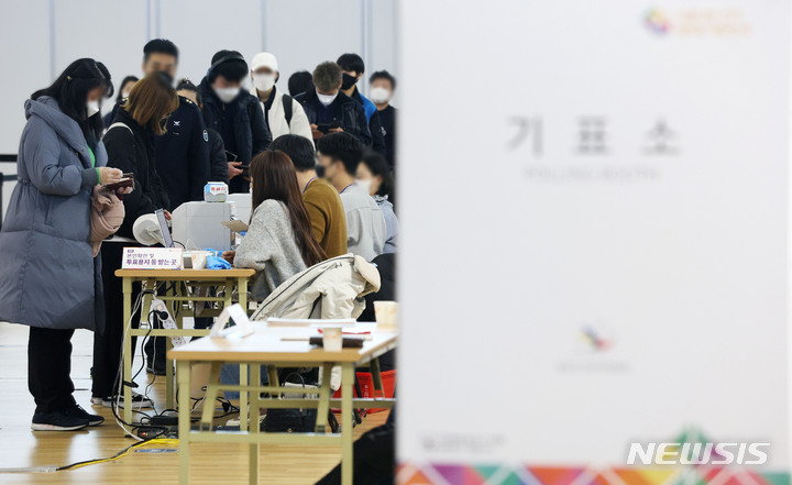 [인천공항=뉴시스] 홍효식 기자 = 제20대 대통령선거 사전투표 첫 날인 지난 4일 인천국제공항 제1터미널 출국장 G 체크인 카운터에 마련된 사전투표소에서 유권자들이 투표하기 위해 줄지어 기다리고 있다. 2022.03.04. yesphoto@newsis.com