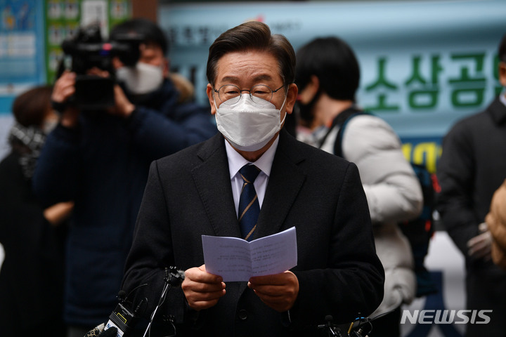 [서울=뉴시스] 국회사진기자단 = 이재명 더불어민주당 대선 후보가 제20대 대통령 선거 사전투표 날인 4일 오전 서울 중구 소공동 주민센터에서 투표를 마친 후 소감을 전하고 있다. 2022.03.04. photo@newsis.com