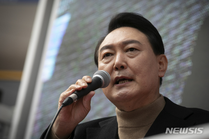 [부산=뉴시스] 전신 기자 = 윤석열 국민의힘 대선 후보가 4일 부산 사하구 괴정역 인근에서 시민들을 향해 지지를 호소하고 있다. 2022.03.04. photo1006@newsis.com