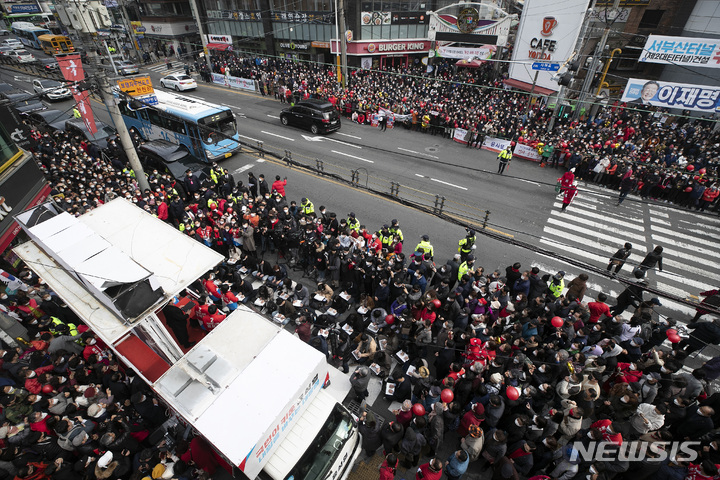 [부산=뉴시스] 전신 기자 = 4일 부산 사하구 괴정역 인근에서 시민들이 윤석열 국민의힘 대선 후보의 유세를 지켜보고 있다. 2022.03.04. photo1006@newsis.com