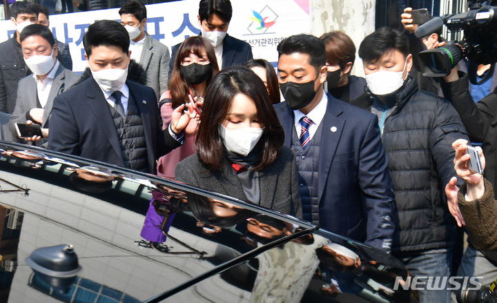 [서울=뉴시스] 백동현 기자 = 윤석열 국민의힘 대선 후보의 부인 김건희 씨가 지난 4일 오전 서울 서초구 서초1동 주민센터에 마련된 사전투표소에서 투표를 마치고 차량에 타고 있다. (공동취재사진) 2022.03.04. photo@newsis.com