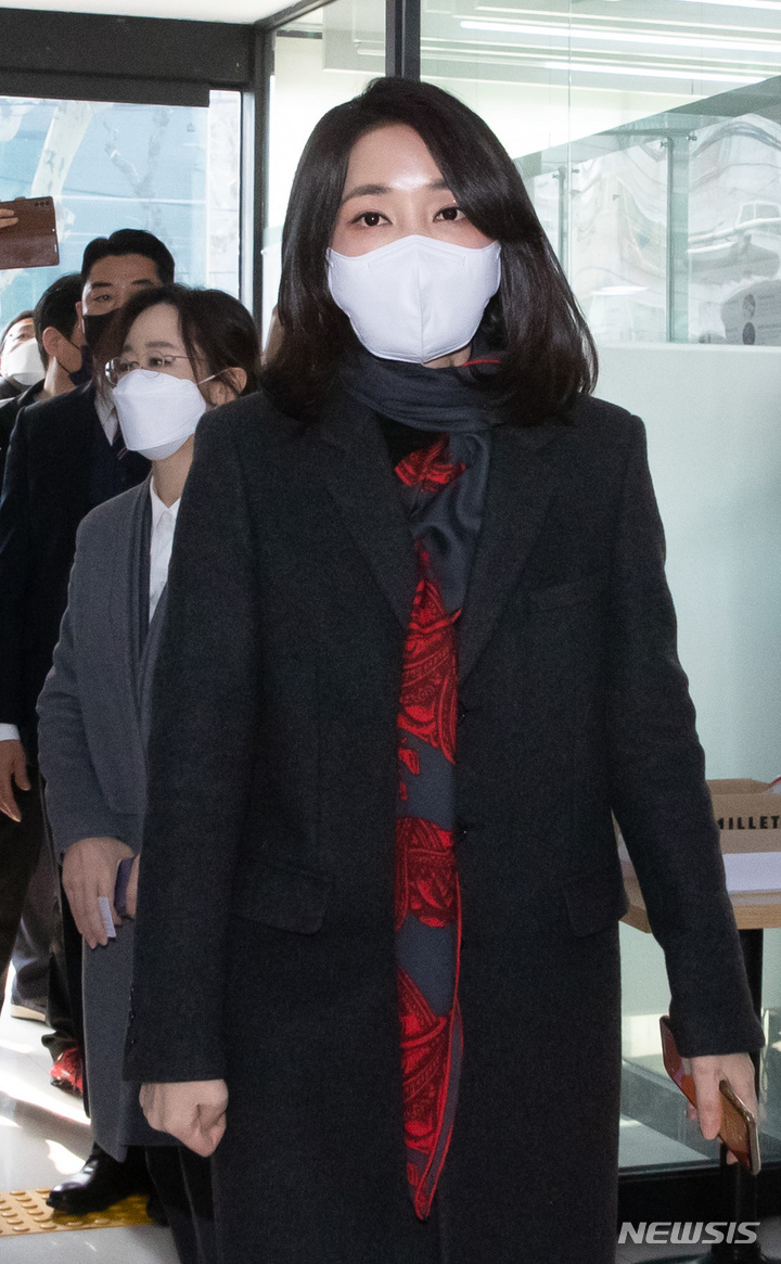 [서울=뉴시스] 백동현 기자 = 윤석열 국민의힘 대선 후보의 부인 김건희 씨가 4일 오전 서울 서초구 서초1동 주민센터에 마련된 사전투표소에서 투표하기 위해 이동하고 있다. (공동취재사진) 2022.03.04. photo@newsis.com