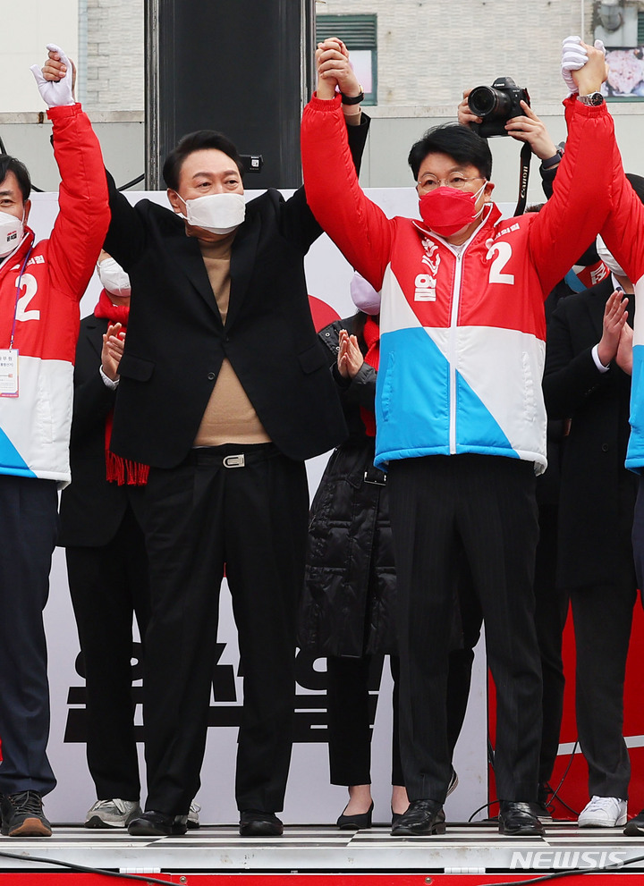 [부산=뉴시스] 전신 기자 = 윤석열 국민의힘 대선 후보가 4일 오전 부산 사상구 이마트 사상점 앞에서 장제원 의원과 함께 유세를 하며 지지를 호소하고 있다. 2022.03.04. photo1006@newsis.com
