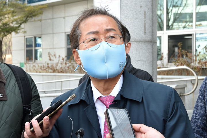 [대구=뉴시스] 이무열 기자 = 홍준표 국민의힘 선대본부 상임고문이 4일 오후 대구 수성구 두산동 행정복지센터에서 사전투표를 마친 후 취재진의 질문에 답변하고 있다. 2022.03.04. lmy@newsis.com