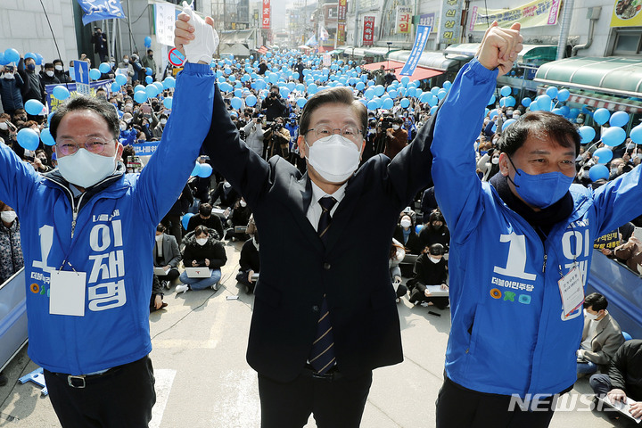 [홍천=뉴시스] 최동준 기자 = 이재명 더불어민주당 대선 후보가 4일 강원 홍천 꽃뫼공원 앞에서 '태백산맥은 이재명이다!' 유세를 열고 지지를 호소하고 있다. 2022.03.04. photocdj@newsis.com