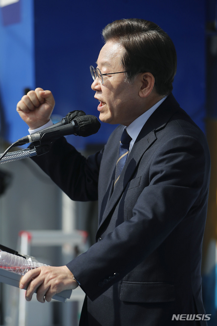 [홍천=뉴시스] 최동준 기자 = 이재명 더불어민주당 대선 후보가 4일 강원 홍천 꽃뫼공원 앞에서 '태백산맥은 이재명이다!' 유세를 열고 지지를 호소하고 있다. 2022.03.04. photocdj@newsis.com