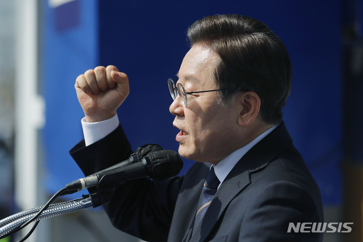 [홍천=뉴시스] 최동준 기자 = 이재명 더불어민주당 대선 후보가 4일 강원 홍천 꽃뫼공원 앞에서 '태백산맥은 이재명이다!' 유세를 열고 지지를 호소하고 있다. 2022.03.04. photocdj@newsis.com