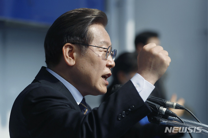 [홍천=뉴시스] 최동준 기자 = 이재명 더불어민주당 대선 후보가 4일 강원 홍천 꽃뫼공원 앞에서 '태백산맥은 이재명이다!' 유세를 열고 지지를 호소하고 있다. 2022.03.04. photocdj@newsis.com