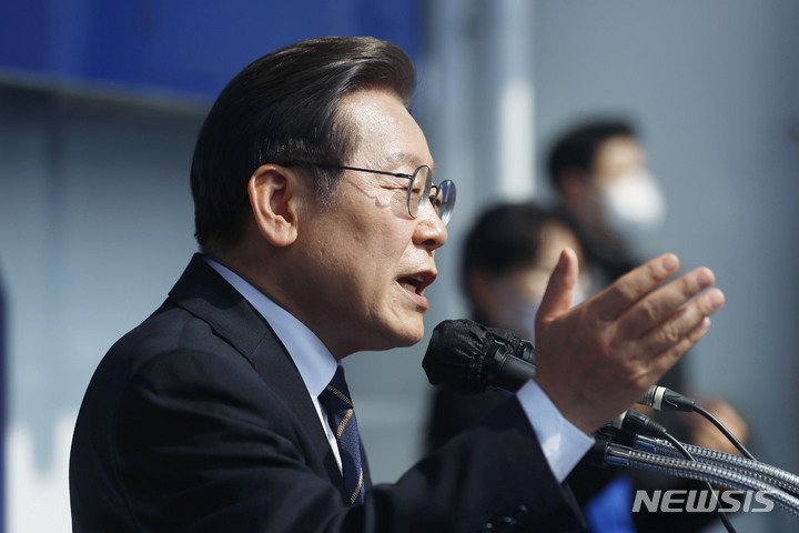 [홍천=뉴시스] 최동준 기자 = 이재명 더불어민주당 대선 후보가 4일 강원 홍천 꽃뫼공원 앞에서 '태백산맥은 이재명이다!' 유세를 열고 지지를 호소하고 있다. 2022.03.04. photocdj@newsis.com