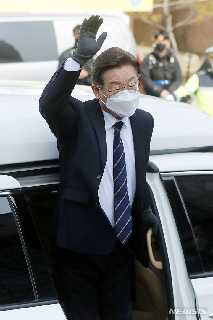 [홍천=뉴시스] 최동준 기자 = 이재명 더불어민주당 대선 후보가 4일 강원 홍천 꽃뫼공원 앞에서 열린 '태백산맥은 이재명이다!' 유세에 도착해 인사하고 있다. 2022.03.04. photocdj@newsis.com