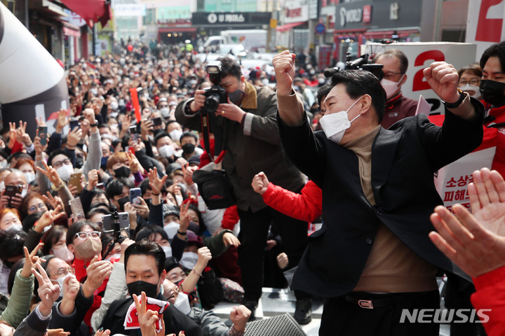 [부산=뉴시스] 전신 기자 = 윤석열 국민의힘 대선 후보가 4일 부산 북구 구포시장 인근에서 시민들을 향해 지지를 호소하고 있다. 2022.03.04. photo1006@newsis.com